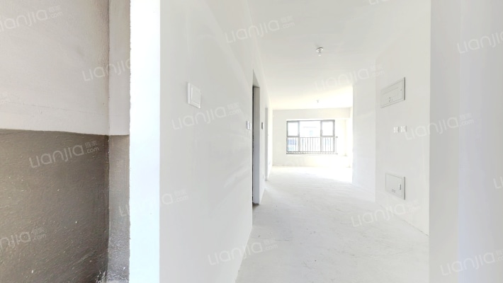 店长推荐！华远二期双卫三居室，满两年-客厅