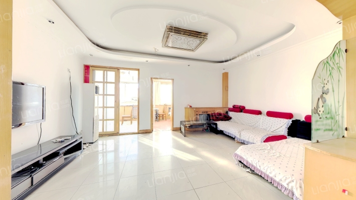 房子为70年大产权，此房满五唯一-客厅