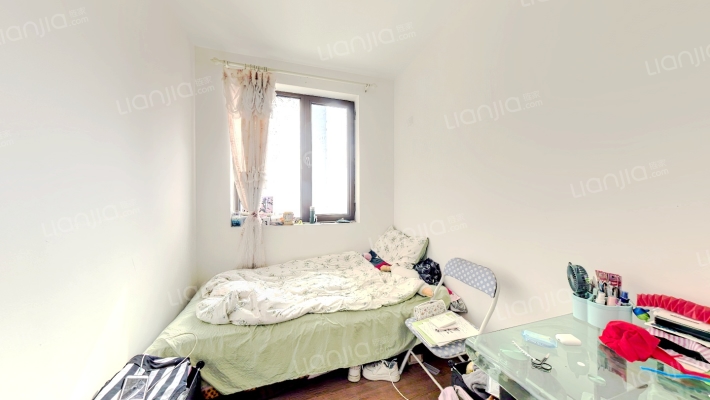 位置优越南面是全天采光小三居带装修。-卧室B