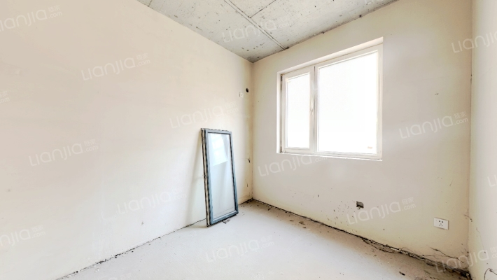 此房是南北通透大三居，户型好 无遮挡，交通便利..-卧室C