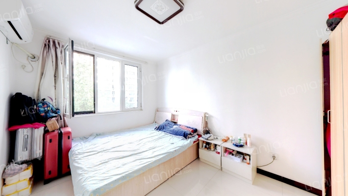 南北通透两居，房本满五，业主诚意出售，随时签约-卧室B