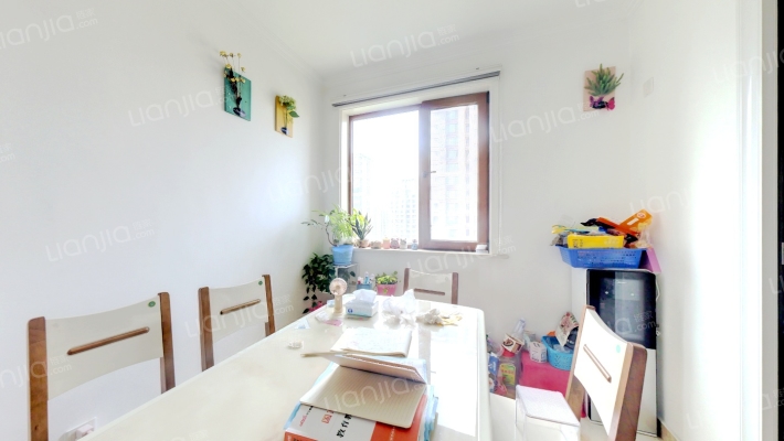 此房满两年，精装修，双卫，中间楼层，视野好-餐厅