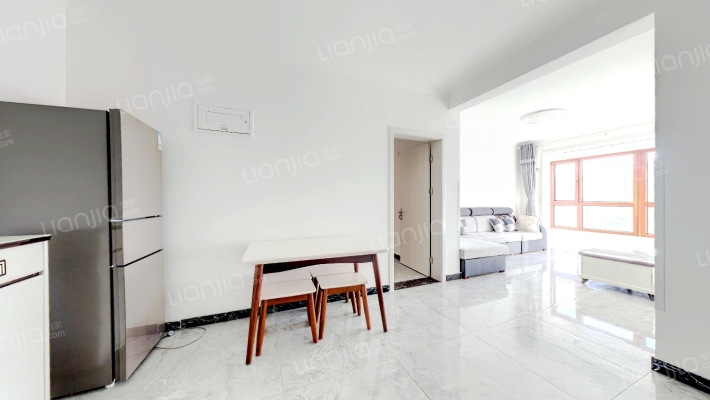 此房满二 精装修 好楼层 采光好 闹中取静小区 物业好-客厅