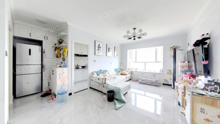 精装三室，视野宽阔，中间层全天采光房本满五唯一-客厅