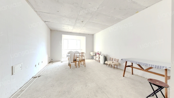 ，户型好，南北通透，采光高，交通便利，小区人车分流-客厅