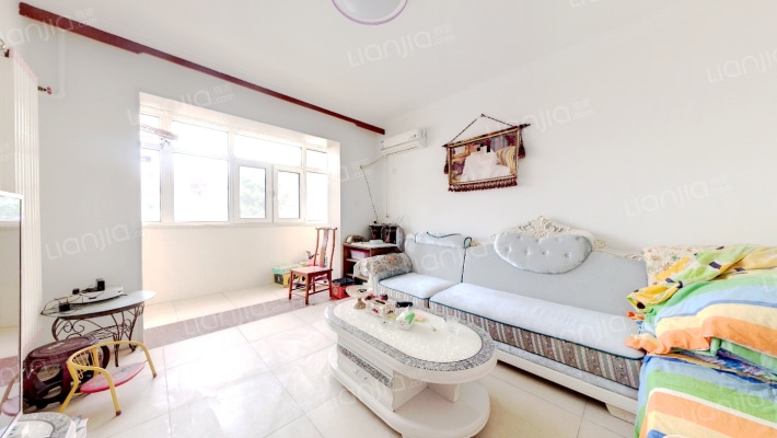 此房南北通透格局，带装修，交通便利，出门就有公交-卧室C