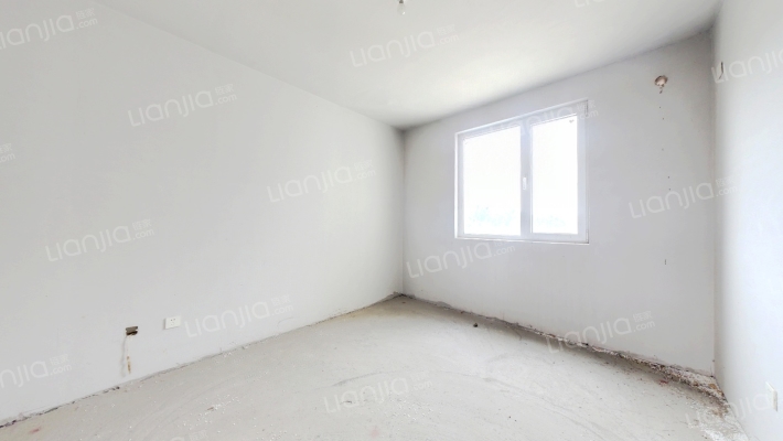 此房还有半年满五了，毛坯房，看房方便，采光好视野好-卧室B