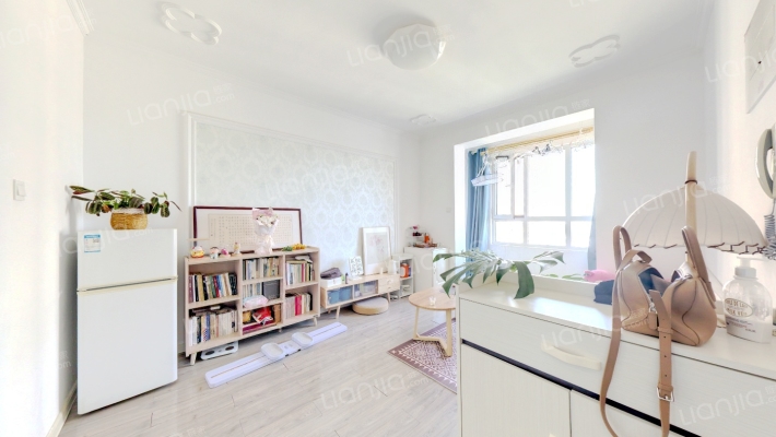 火车站 空中花园社区 正规精装一居 中上好楼层 急售-客厅