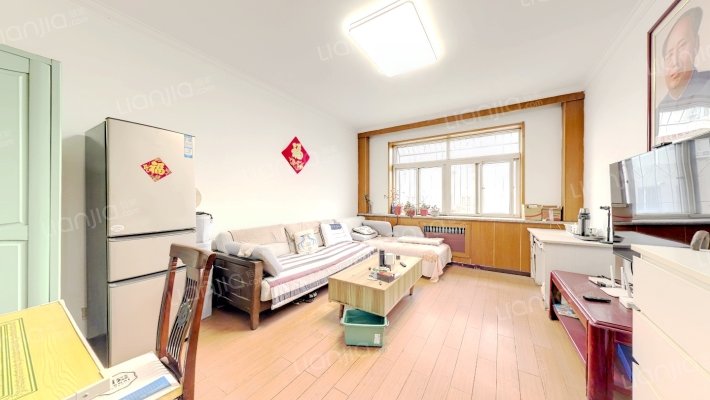 天龙小区  带20平地下室  满五  ；楼层二层-客厅