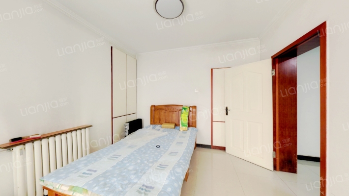 楼下就是三义，接孩子都不用下楼，开窗户就成。-卧室B