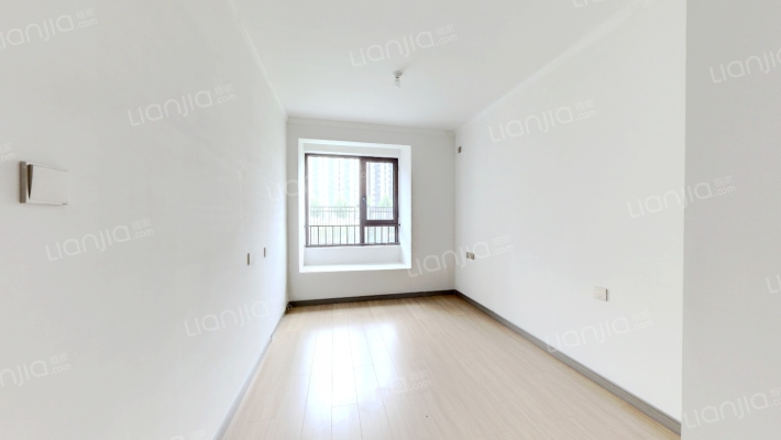 开发商自带装修， 南北通透三居 三面朝南  。-卧室C