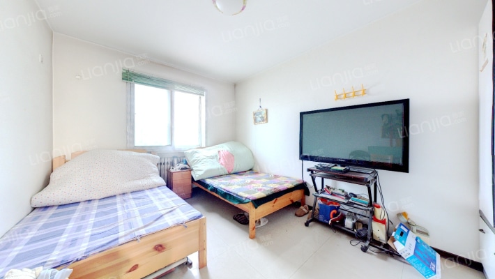 一层带小院，中等装修3居，集中供暖-卧室A