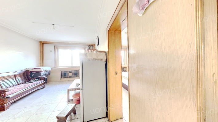 此房楼层好，视野宽阔，采光充足。。-客厅