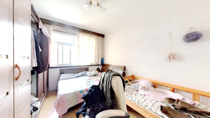 二康医院旁中间层 房本满五，税率低。采光充足无遮挡-卧室A