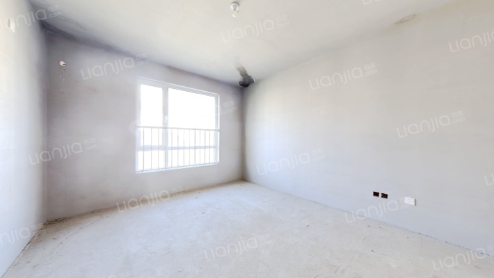 此房满五唯一，有车位，有两个露台，看房方便，采光好-卧室C