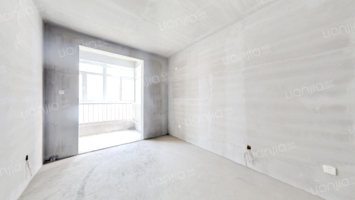 房子属于南向小三居，中间楼层，毛坯房-卧室B