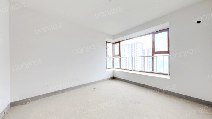 此房是南北通透三居室，全明格局，看房方便。-卧室D