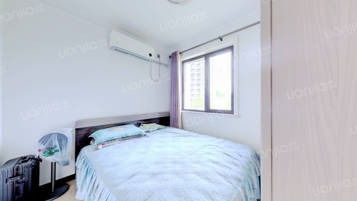 房子南北通透三居，房本满二，精装修。-卧室B