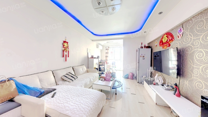 名流五六期集中供暖银四层，南北两居，自住精装-客厅