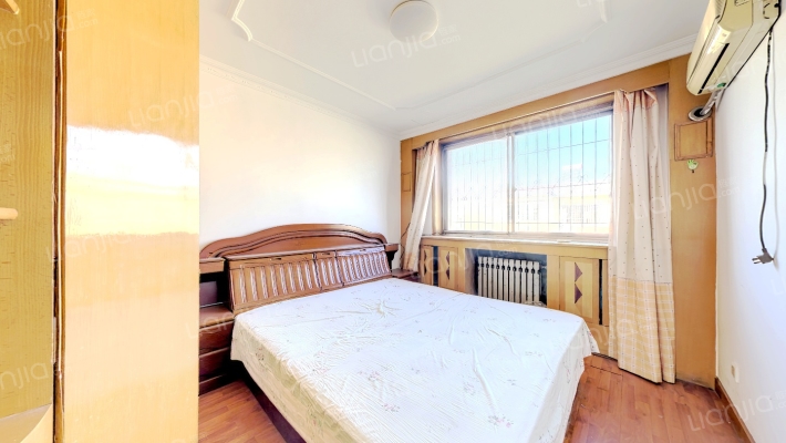 房子为70年大产权，此房满五唯一-卧室B