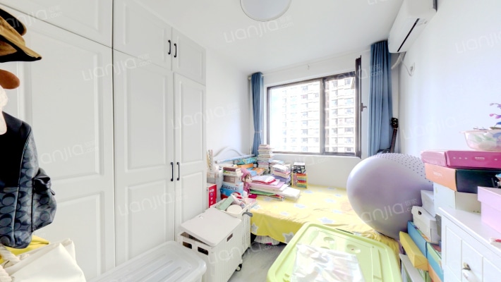 本房是经典的南北通透的三居室，精装修拎包入住，-卧室A