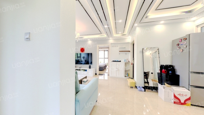 房子南北通透三居，房本满二，精装修。-客厅