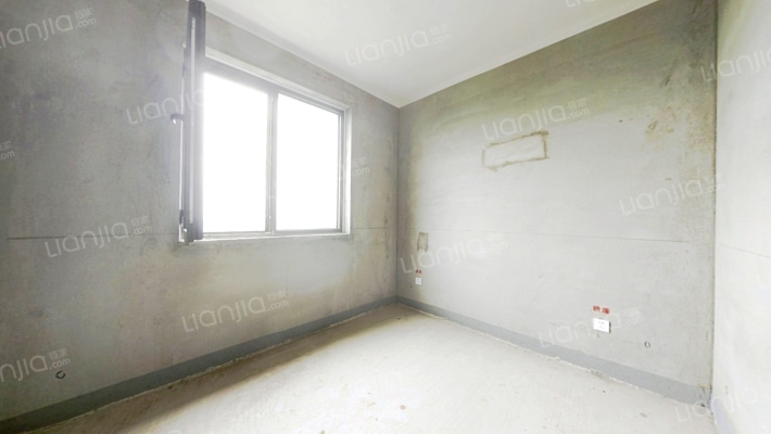 房子是南北通透三居，中间楼层，没有遮挡视野好-卧室B