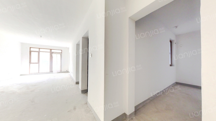 高铁新干线三居室   一层带小院   随时看房-客厅