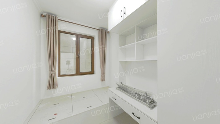 小区西侧，精装修全阳小三居，品牌家具家电-卧室B