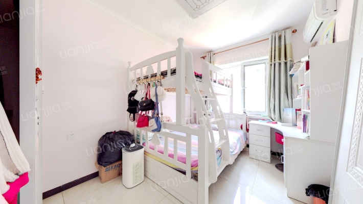 六层板楼，户型方正，中间楼层 南北通透-卧室B