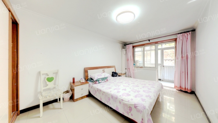 楼下就是三义，接孩子都不用下楼，开窗户就成。-卧室A