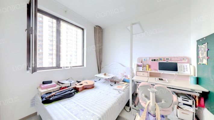 本房是经典的南北通透的三居室，精装修拎包入住，-卧室C