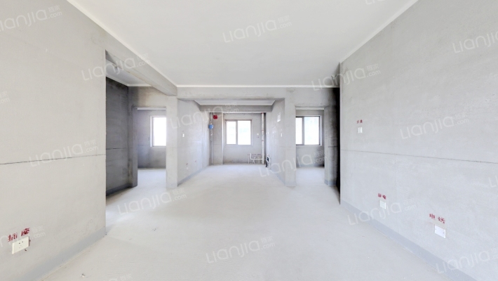 天伦湾馨园 南北通透 好楼层 毛坯三居室，90w-客厅