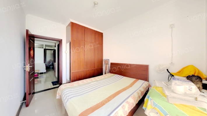 此房是中上楼层，通透，采光好，fangben满五，不唯一-卧室A