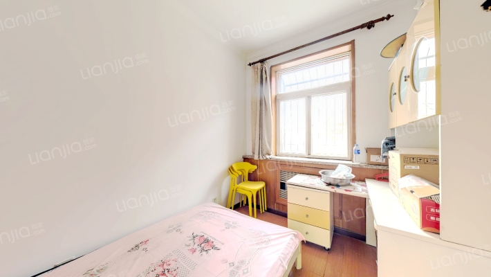 天龙小区  带20平地下室  满五  ；楼层二层-卧室C