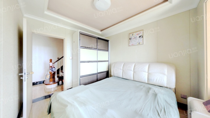 此房户型是复式，采光好，户型好，视野好。-卧室A