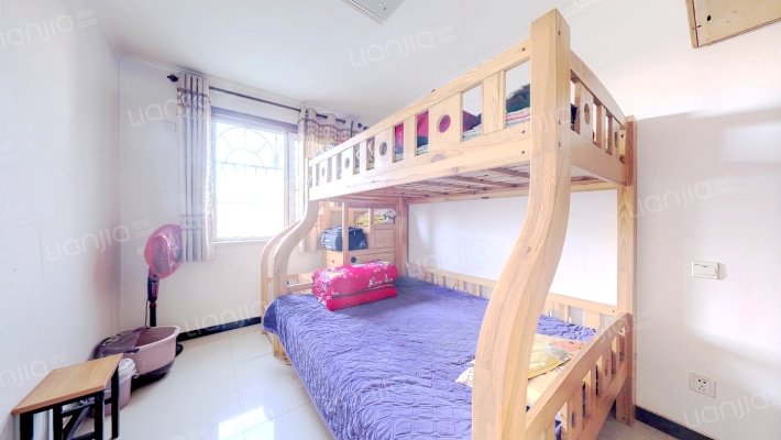 天宝郦景小区精装大三居双卫，证满五唯一，有地下室-卧室C