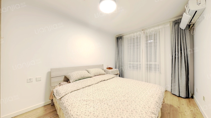 翡翠滨江精装两居，业主诚心出售-卧室A