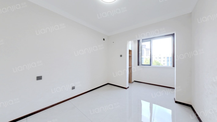 此房房产证满二了，南北通透大三居，带有车位-卧室A