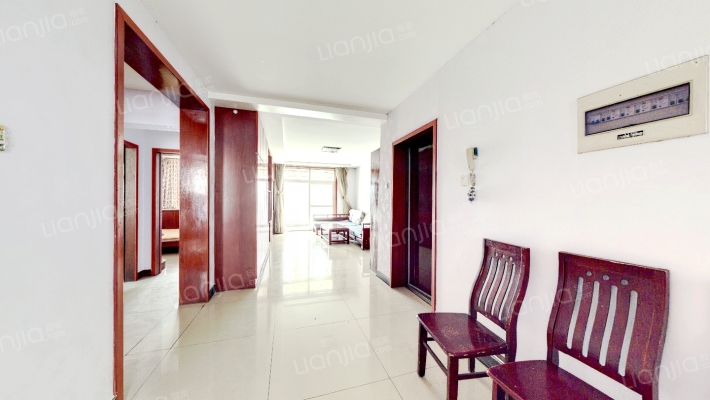 房本满二，南北通透格局，采光好，一楼带院，带地下室-餐厅