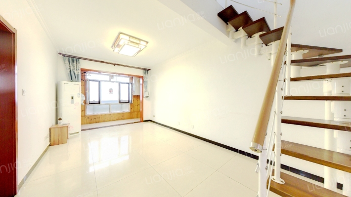 高楼层，视野开阔，带阁楼，有装修-客厅A