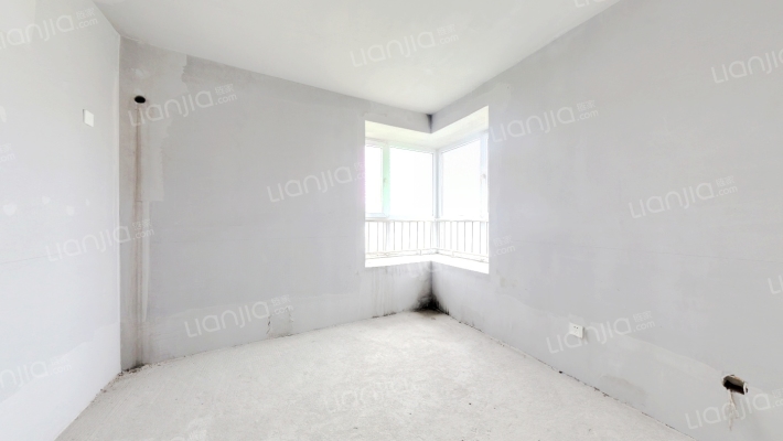 毛坯房，户型方正，房本满五唯一，客厅卧室宽敞明亮-卧室B