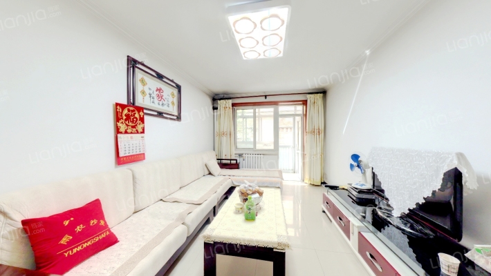 楼下就是三义，接孩子都不用下楼，开窗户就成。-客厅