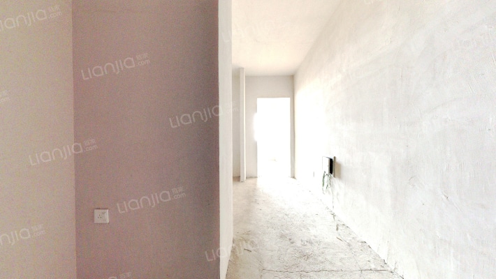 70年大产权，南向正规一居室，采光好视野好-客厅