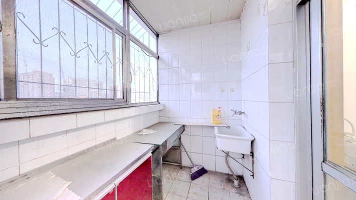 位于政法街，生活配套设施齐全，户型方正-书房