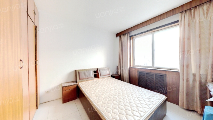 房子是南北通透的两居，主卧客厅朝南，次卧和厨房朝北-卧室A