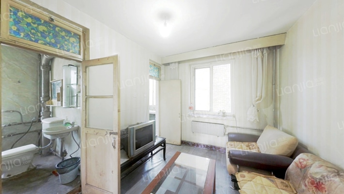 房板楼，范阳路旁，公摊面积小， 免费停车位多，-客厅