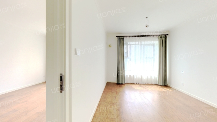 本房是经典的四叶草户型，南北通透，双明卫，好楼层。-卧室B