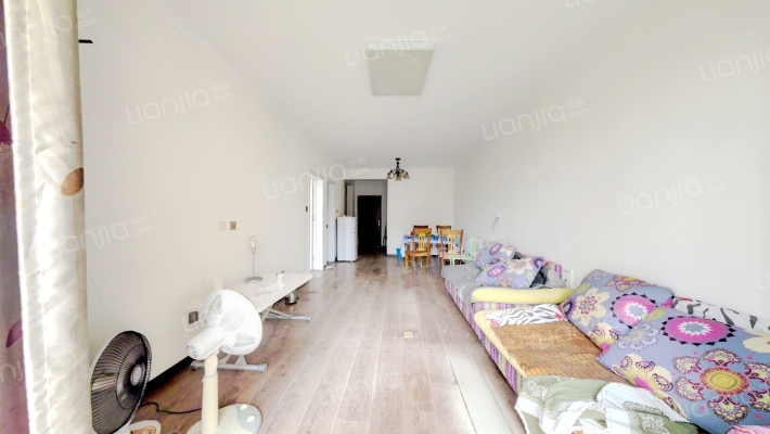 花园小区封闭管理，房子户型方正采光充足-客厅