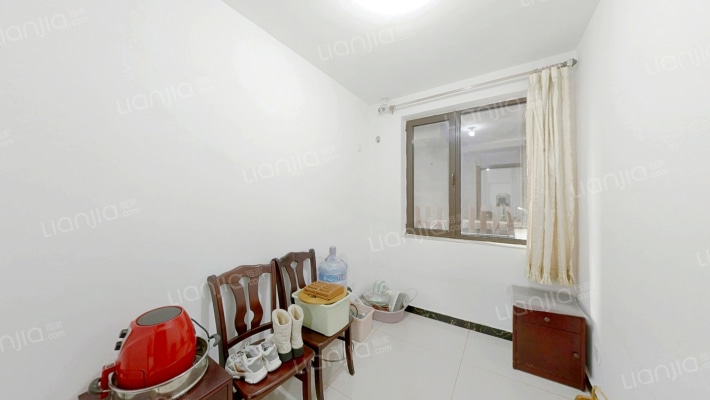 全阳三居，精装修，一层朝南50平院子-卧室B